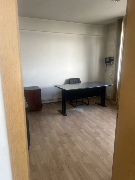 dau spre inchiriere birouri intre 70 m si 20 m, cladire vis a vis de liceul 5, stradal. Islaz.