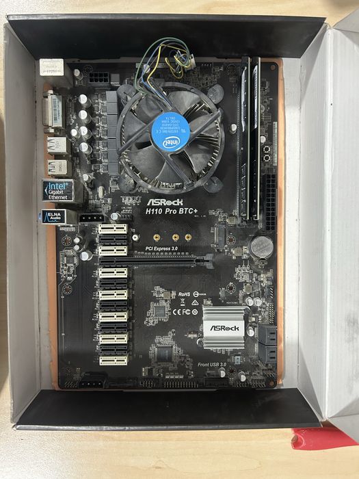 Vand piese pentru calculatoare.