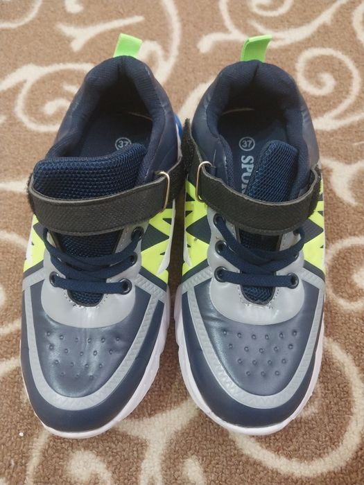 Подростковые кроссовки