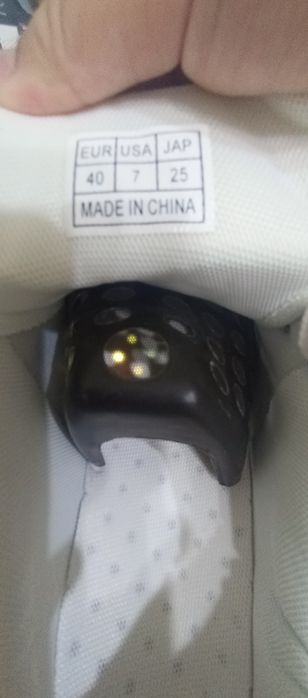 Продаю обувь хорошую светится и ещё на роликах