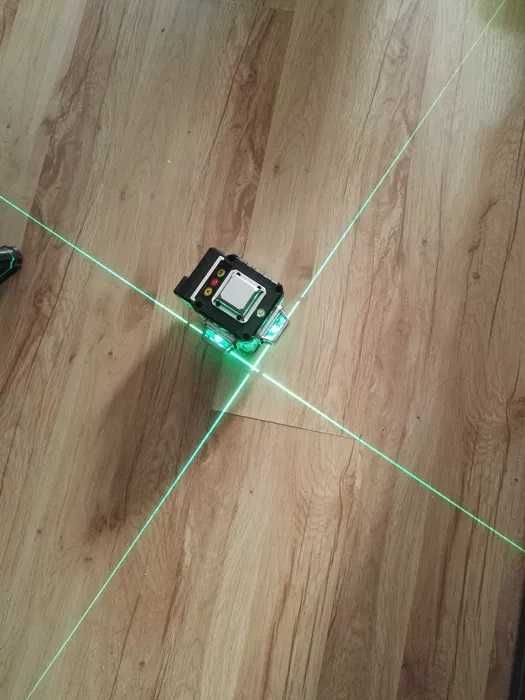 Лазерен нивелир 16 линии + 2 батерии, дистанционно, трипод 1м, IP54