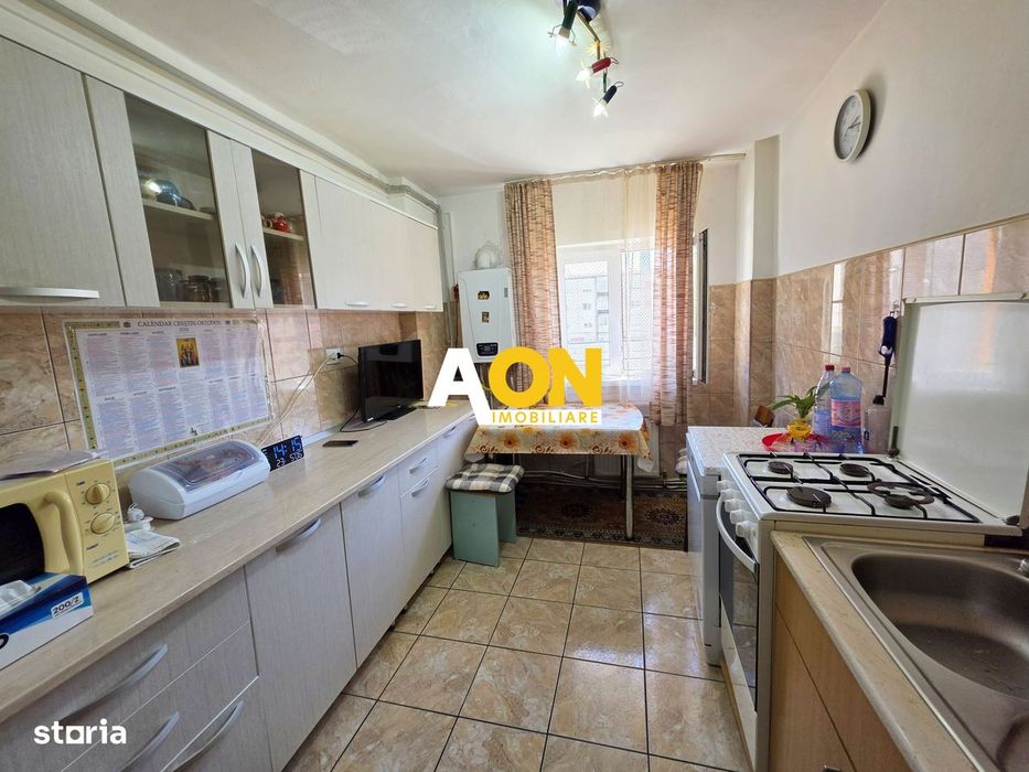 Apartament 3 camere, 65 mp utili, 2 bai, etaj 2, Cetate, zona Stadion