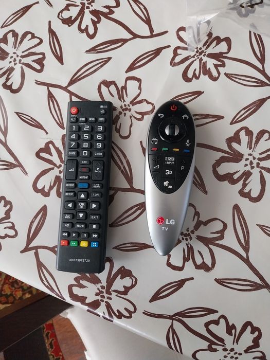 Две дистанционни със кабел за телевизор LG  като нови