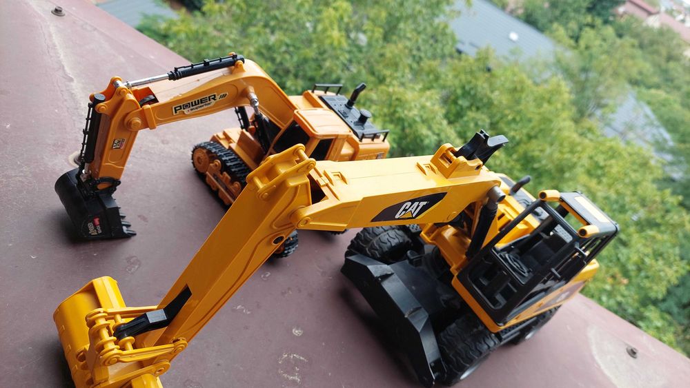 2 excavatoare unul cu senile altul roti Jucarii