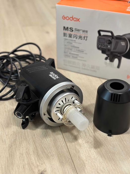 Студийна светкавица GODOX MS300