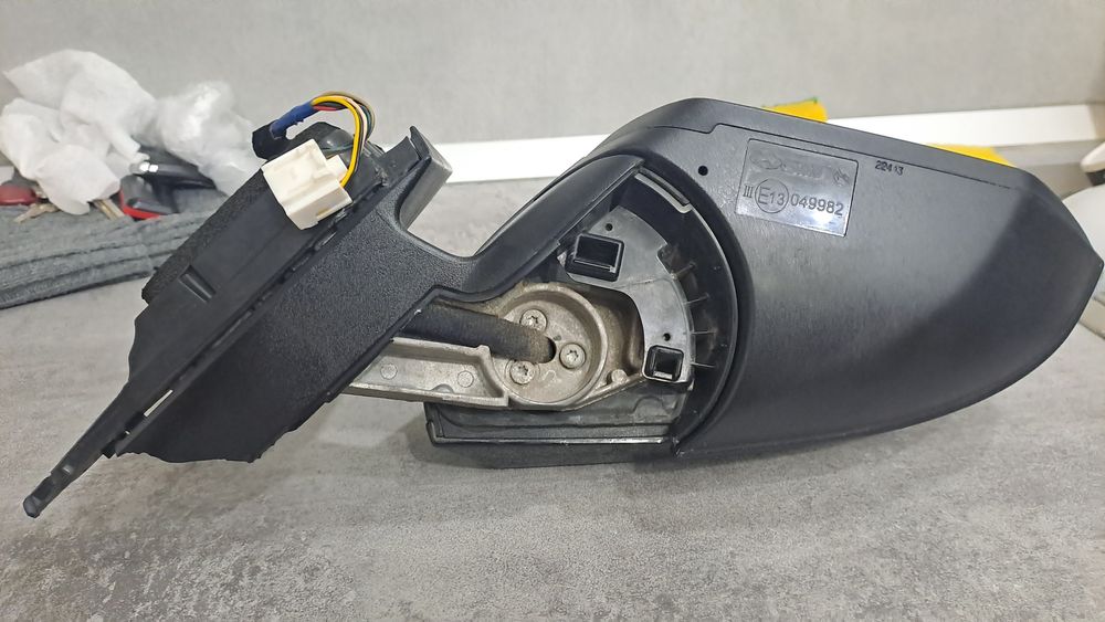 Боковое зеркало.