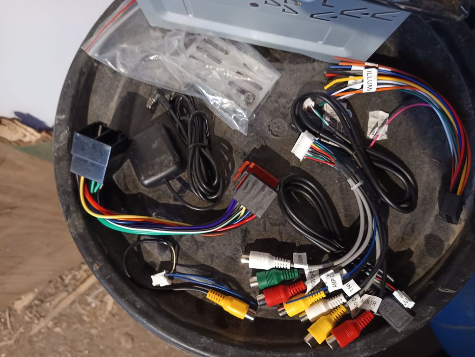 Cabluri și carcasa navigatie