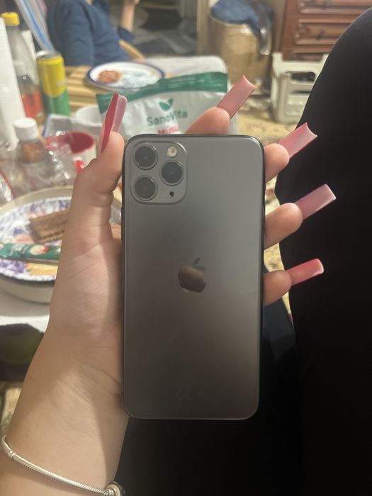 iphone 11 pro, folosit 80% baterie merge foarte bine