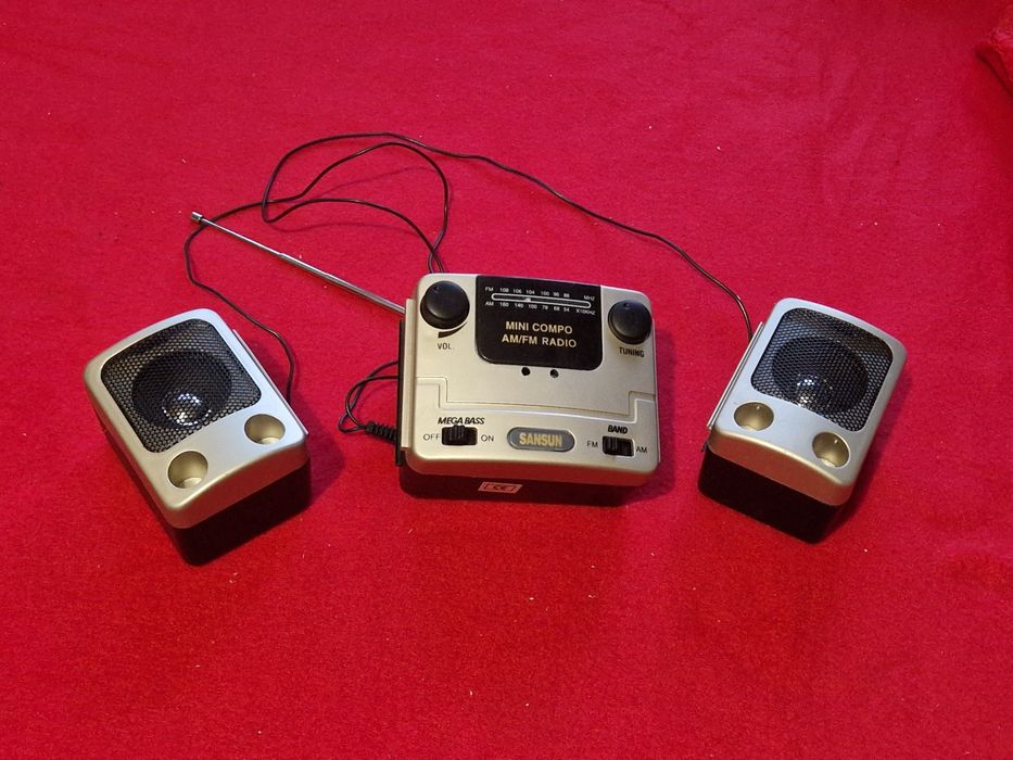 Mini radio cu boxe detașabile perfect funcțional