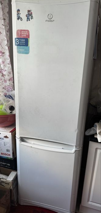 Продам холодильник Indesit