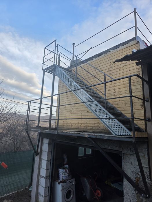 Confectionam scarii metalice zincate exterioare și pentru incendii , platforme, podete si balustrazi profesionale la cererea clientului . Asiguram tra