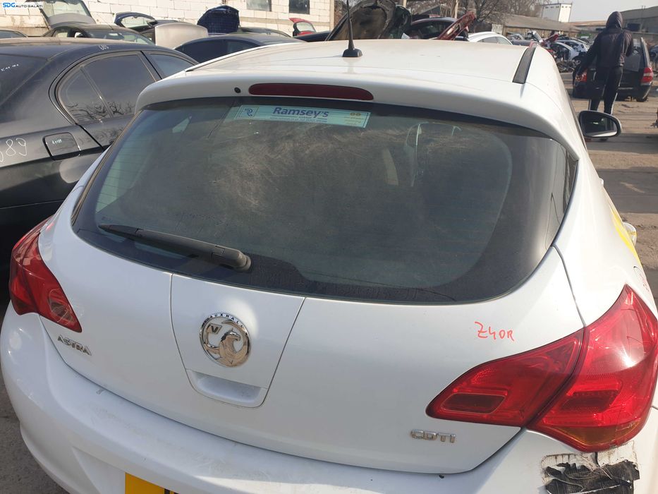 Haion Hayon Capota Portbagaj Dezechipat cu Luneta Geam Sticla Opel Astra J Hatchback 2009 - 2016 Culoare Z40R [K3626]