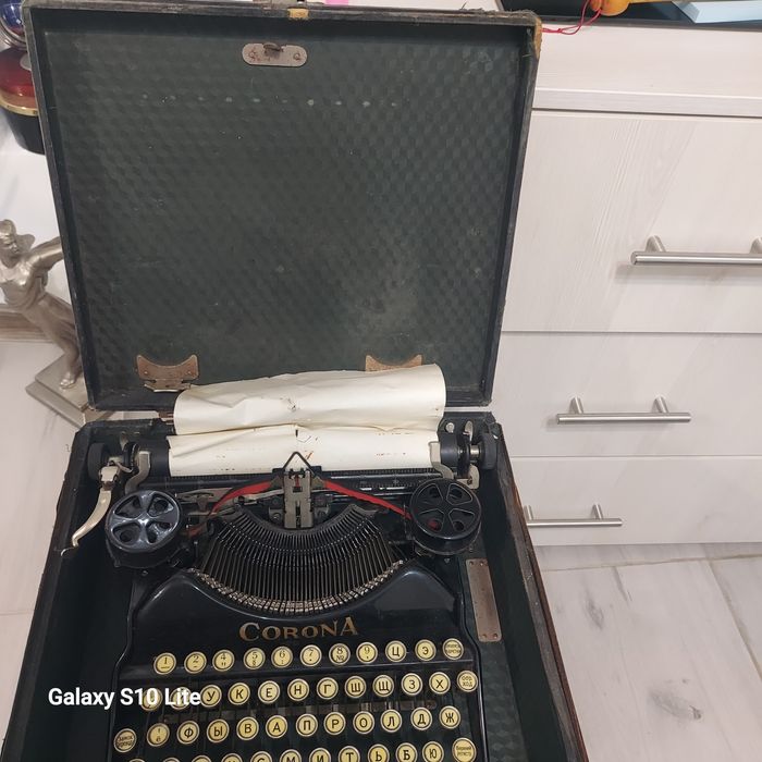 Vând  mașină  de scris Corona