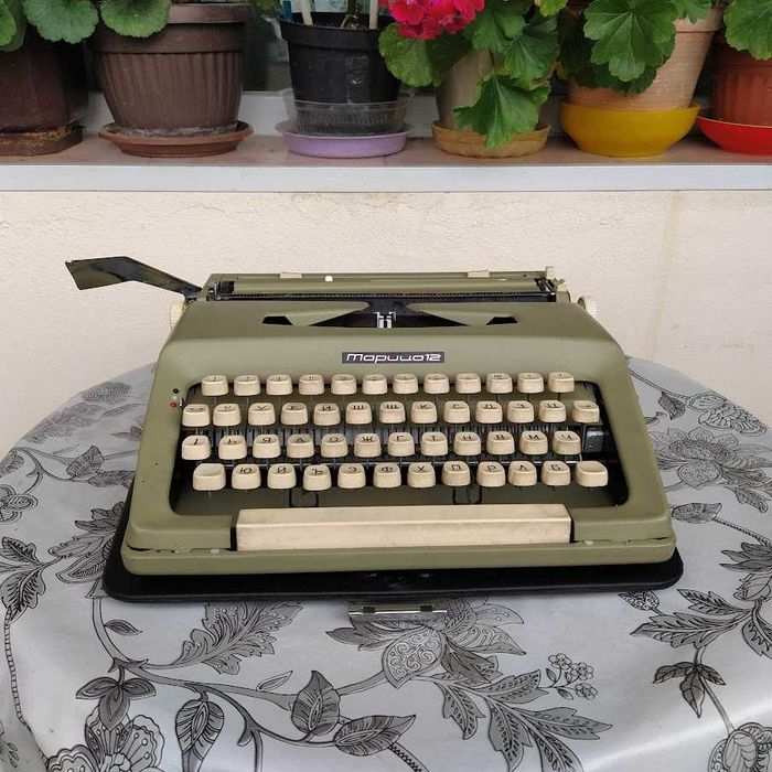 Продавам ретро шевна и пишеща машини, ретро стеги