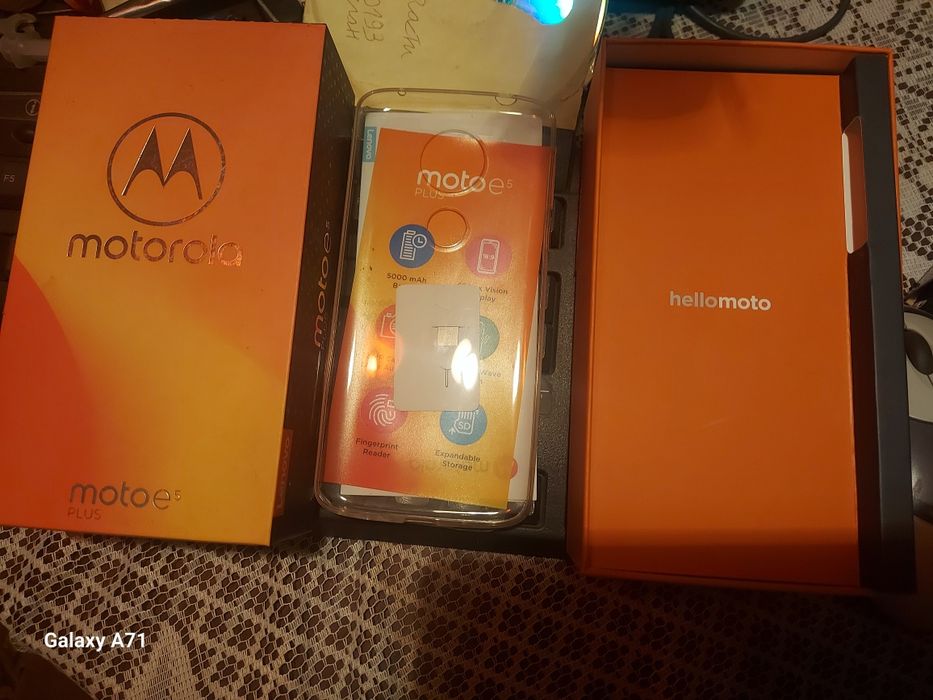 Телефон моторола е5