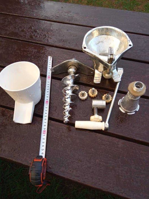 Чугунная соковыжималка СБ-4 . завод *Лиепайсельмаш* СССР  1984 г.