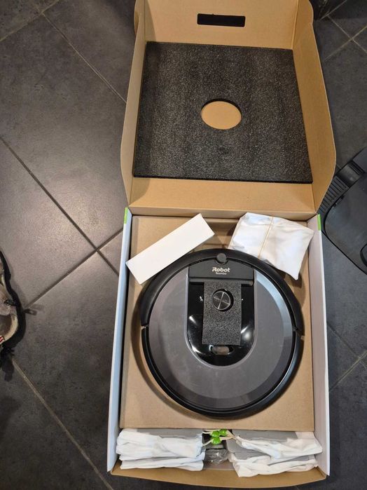 iRobot Roomba i7 cu stație de descărcare