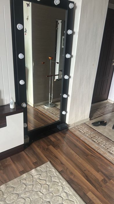 Зеркало с лампами передвижное