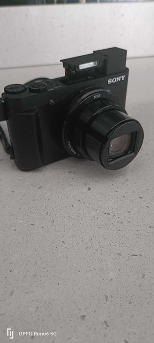 Vreau sa vând camera foto/video cu suport inclus