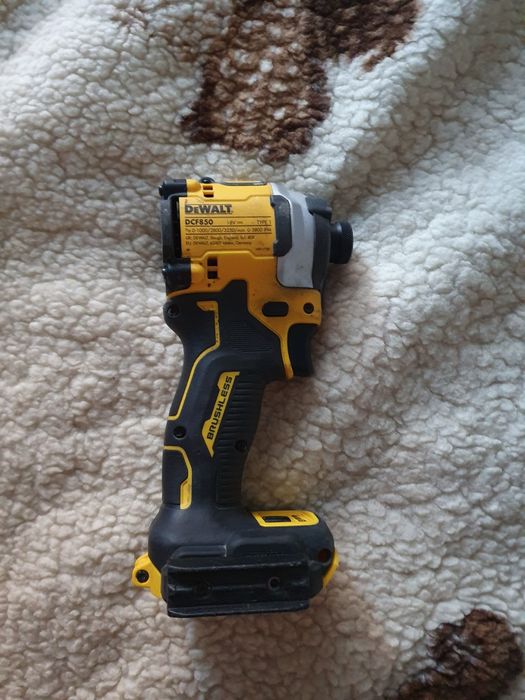 Продавам оригинални dewalt без забележки работи перфектно
