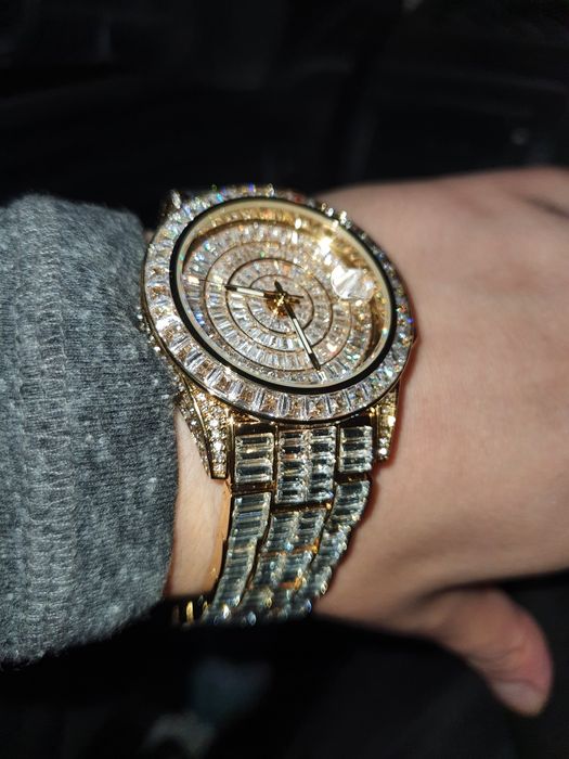 мъжки часовник  с камъни