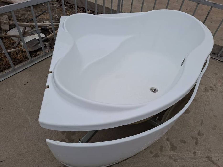 Акриловый угловой ванна