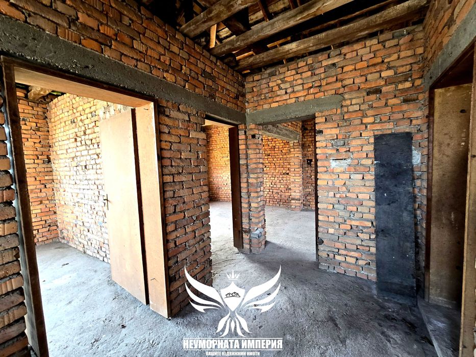 Продавам двуетажна къща 175РЗП и двор 890кв.м. с гараж в с.Кочево