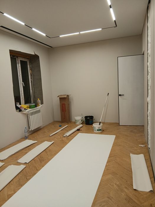 Поклейка обоев и галтели