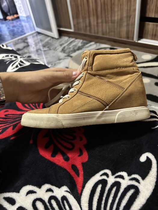 Vând adidași dama bershka