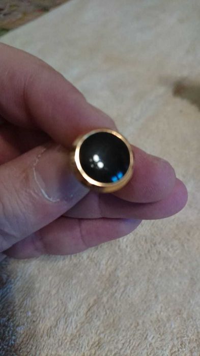 Запонки золотые.