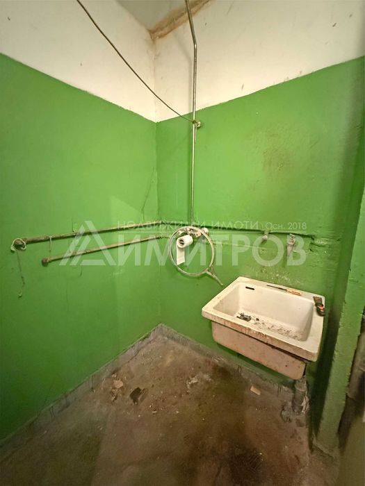 Продава гарсониера 40 м2. в гр. Нови пазар, Бялата чешма. САНИРАН жилищен блок. Нисък етаж.
