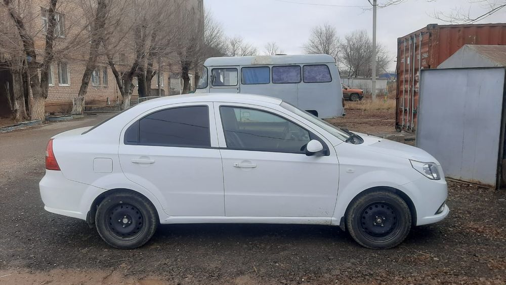 Машина легковая Ревон шевроле 3