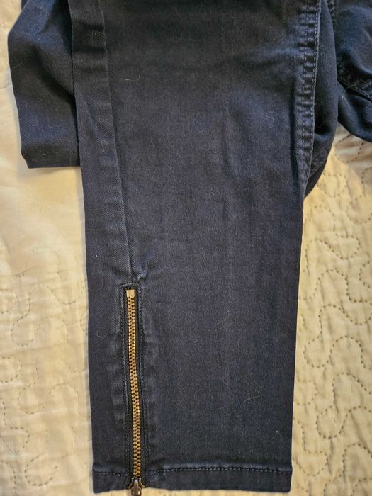 Дънки Esprit по тялото с ципове на крачолите