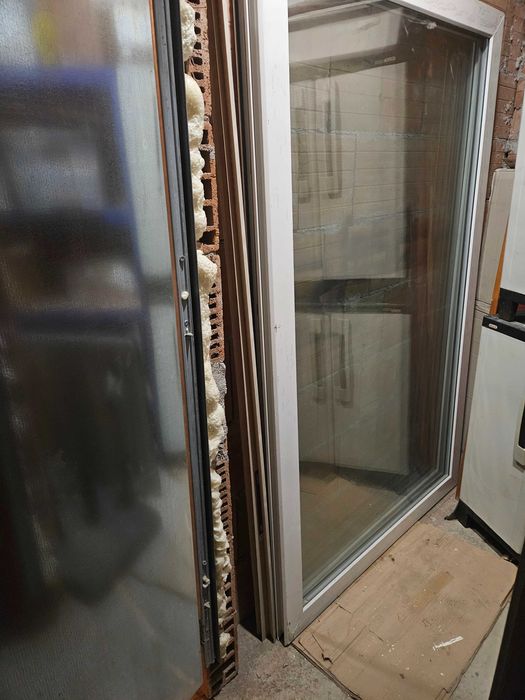 2 sliding doors with frame free to pick up