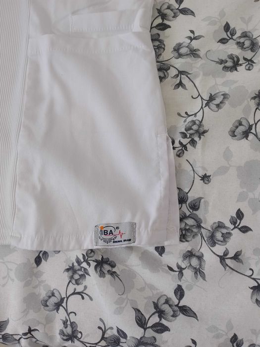 Costum medicaL de dama , firma IBA ,  alb , mărimea L, nou