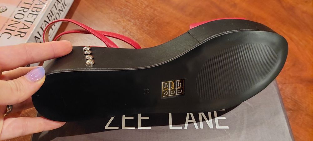 Sandale  noi rosii din piele marimea 40