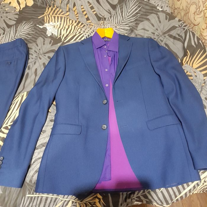 Продам костюм,рубашка в подарок. Размер 48.