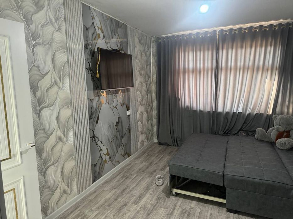 Продаётся 1 ком 1 микрорайон ОКТЯБРЬ