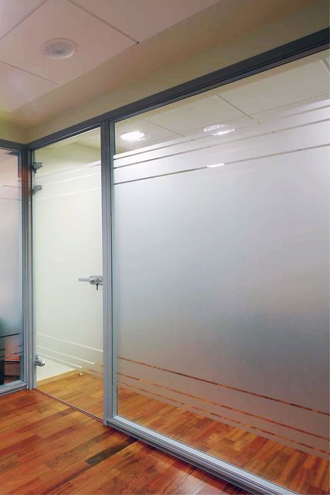 Оклейка стеклянных перегородок матовой пленкой|TUMANKA.UZ