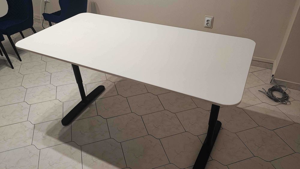 Ikea бюро Bekant бял плот с черни крака