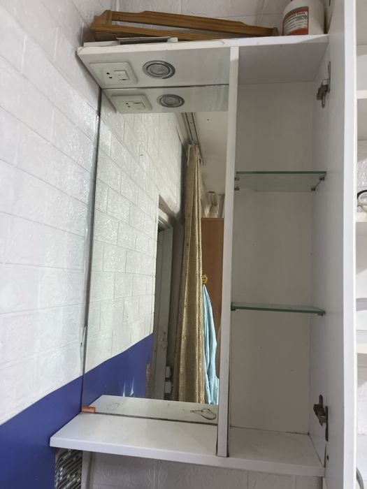 Продам  пуфик и навесной шкаф белого цвета , бу