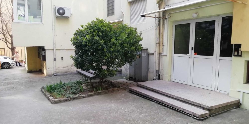 Дава се под наем Тристаен апартамент в Варна, Бриз - 93 кв.м за 459 € - Снимка #2