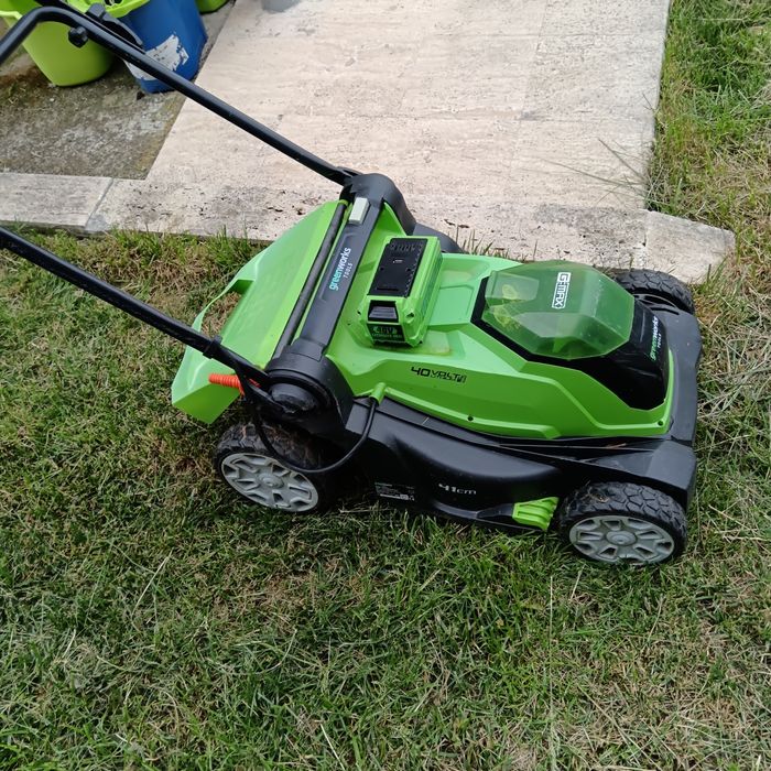 Mașina de tuns iarba stiga pe acumulator