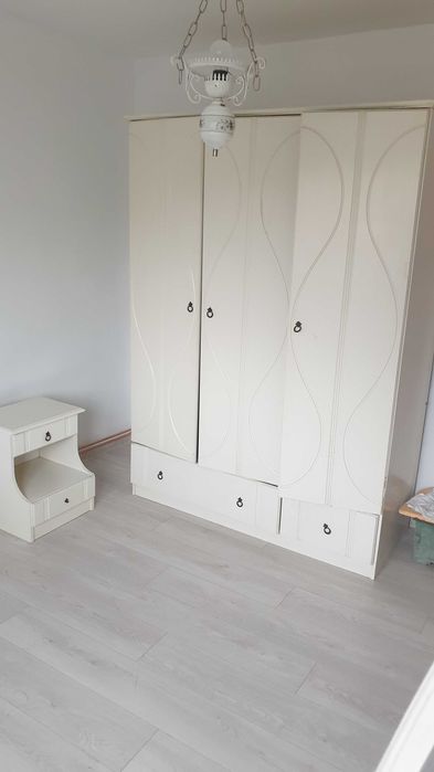 Vând apartament cu 3 camere, la etajul 2, zona Han si Spital