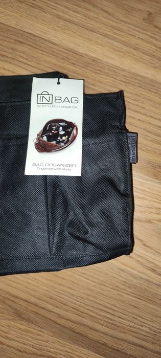 INBAG органайзер за чанти с много джобове в елегантен дизайн.