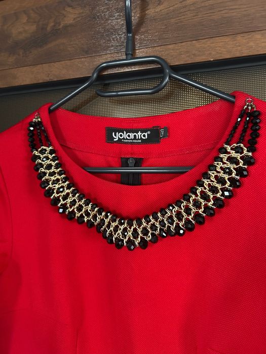 Червена дамска рокля