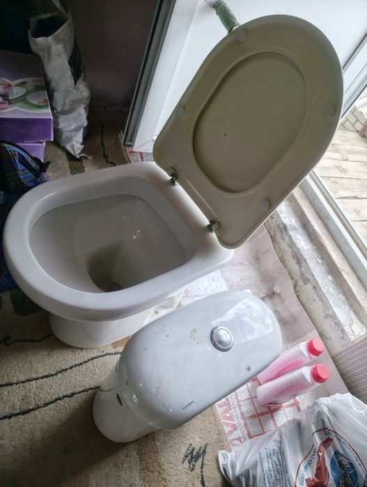 Продам унитаз в сборе.