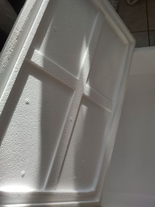 Vând cutie din polistiren expandat cu capac