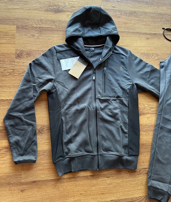 Мъжки,памучен,тъмно сив екип The North Face с качулка и ципове на джобовете
