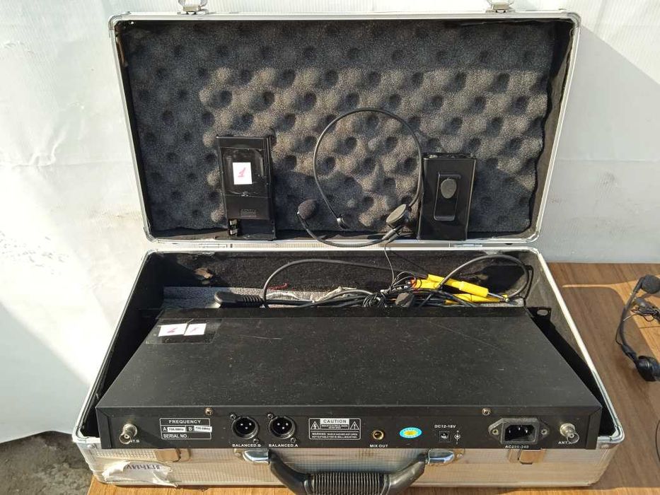 Головной микрофон с радиомодулем или без. Гарнитуру отдельно можно.